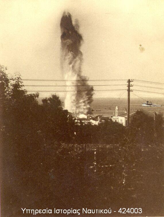 Dos torpedos impactan en los muelles del puerto de Tinos, pero el tercero impacta en el Elli bajo una caldera operativa. El barco se incendió y se hundió después de aproximadamente dos horas, 15 de agosto de 1940