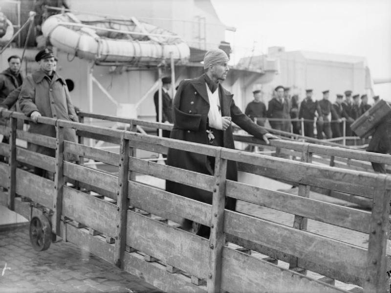 El Comandante G H H Southwell-Sander, superviviente del HMS TRINIDAD arribando a Greenock