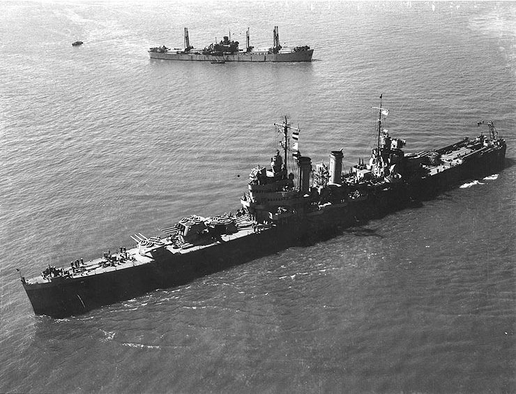 Un Liberty maniobrando junto al USS Philadelphia CL-41