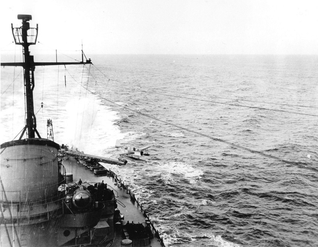 Vista del USS New Jersey BB-62 en el momento de catapultar uno de sus aviones el 20 de noviembre 1943
