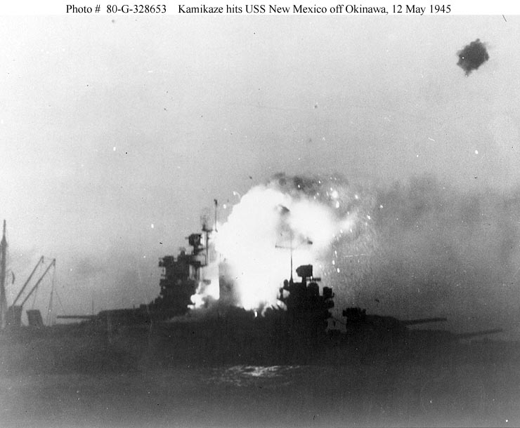 El USS New México BB-40 es alcanzado por un kamikaze al atardecer del 12 de mayo de 1945 en Okinawa, es fotografiado desde el USS Wichita CA-45