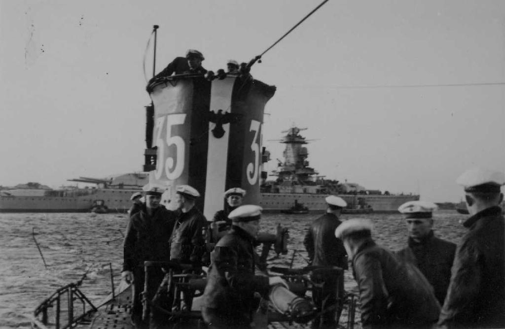 Se aprecia el Admiral Scheer detrás del submarino U-35