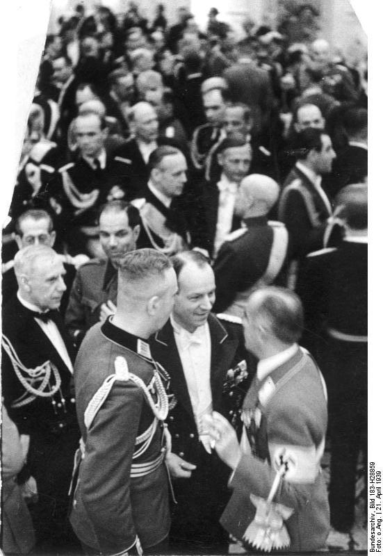 Canaris en segundo plano, con cordones y traje negro, junto a Stasys Raštikis y Hans von Tschammer und Osten, 1939