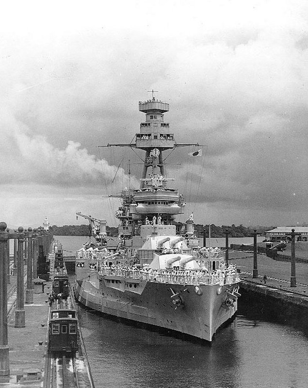 El USS Texas BB-35 cruzando el Canal de Panamá, el 21 de Junio de 1937