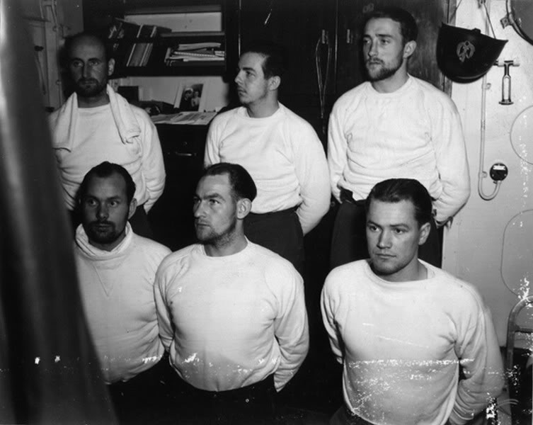 Tripulantes del U-73 después de ser rescatados