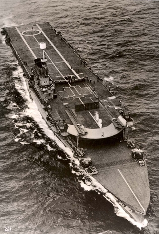 El HMS Courageous antes de la modernización de mediados de los años treinta, noten las catapultas en la cubierta principal