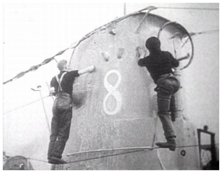 Realizando tareas de mantenimiento al U-8