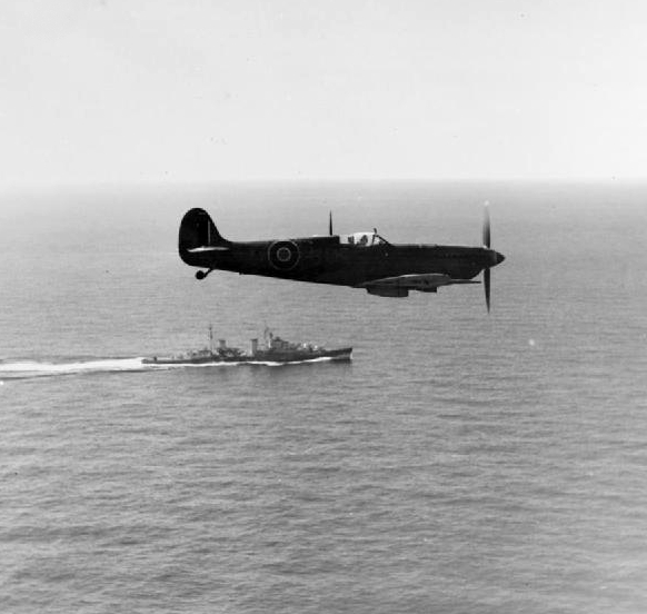 Un SeaFire del Escuadrón Nº 807 junto al HMS Royalist