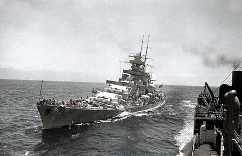 El Acorazado Gneisenau, fotografiado desde el Scharnhorst en el Atlántico Norte, 1941