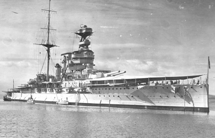HMS Queen Elizabeth en Kotor, Yugoslavia, Montenegro en 1930
