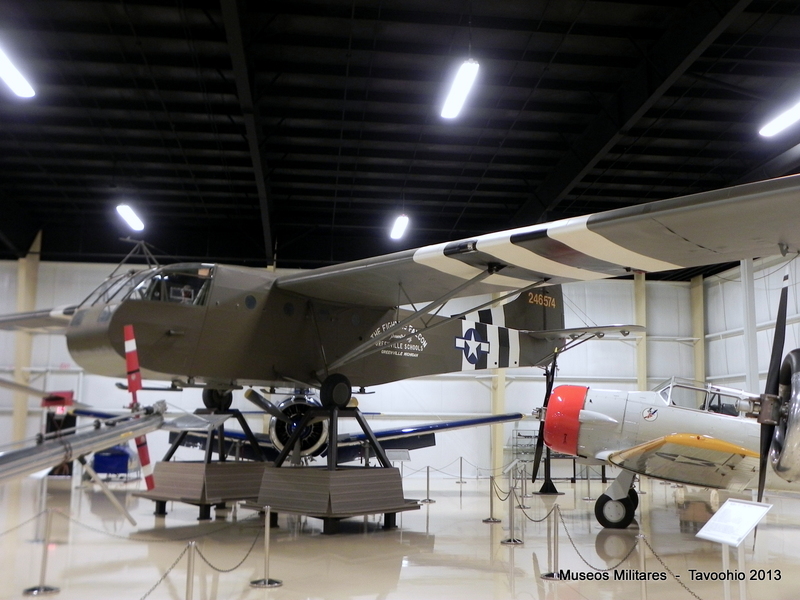 C-47 y CG-4A Museo Nacional de la Fuerza Aérea de los Estados Unidos, Dayton, Ohio