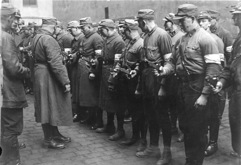 Berlín, 21 de marzo 1933. SA-Hilfspolizei preparándose para una redada