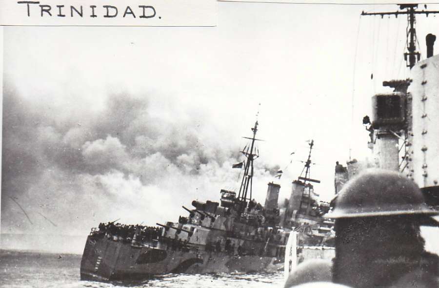 Crucero británico HMS Trinidad escoltando un convoy ártico aliado, visto desde el HMS Fury, 1942