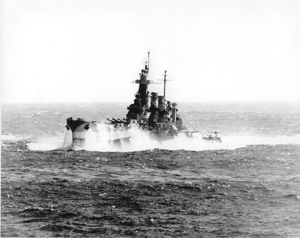El USS North Carolina BB-55 en camino a las Filipinas, el 12 de Diciembre de 1944