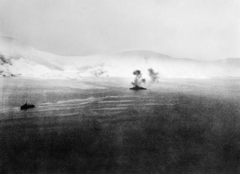 El HMS Warspite disparando contra las baterías en la Segunda Batalla de Narvik