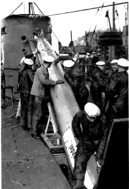 Maniobra de carga de torpedo en el U-26