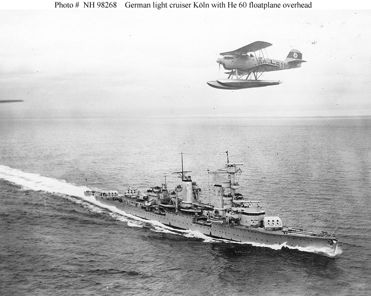 Crucero ligero Köln sobrevolado por un hidroavión HE 60