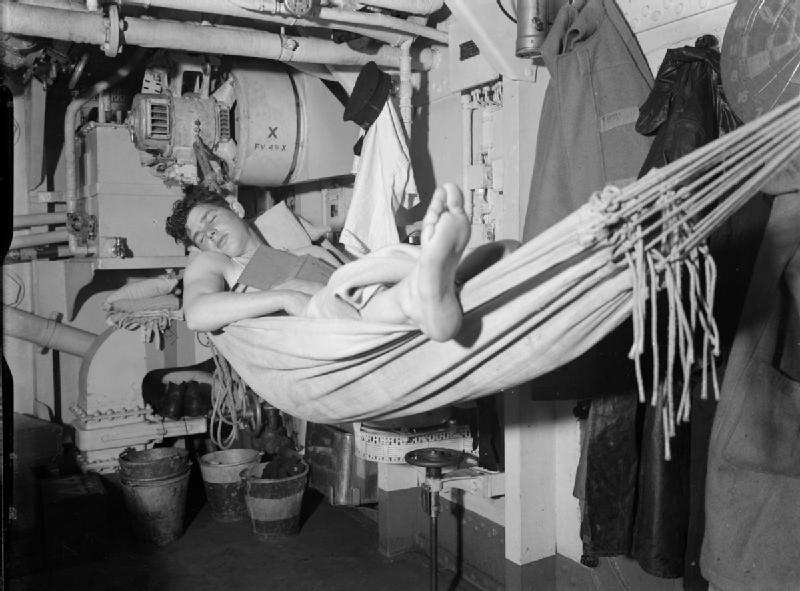 Tripulante del HMS Anson descansando