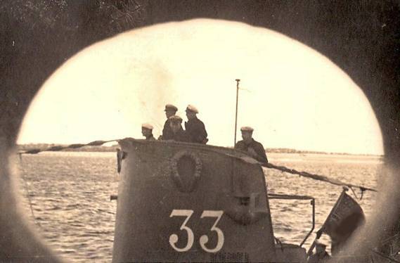 La vela del U-16, con el número 33 pintado en la misma, visto por el ojo de buey del buque nodriza Weichsel