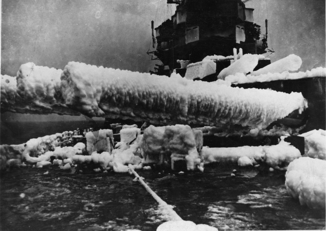 La cubierta del HMS Anson congelada durante la escolta de un Convoyes a Rusia, en el invierno 1942 y 1943