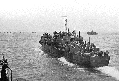 La invasión de Sicilia. Una lancha de desembarco de infantería sale de Sousse en un desplazamiento costa a costa