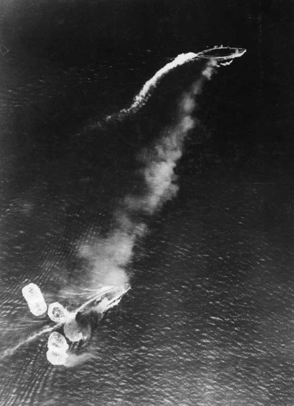 El 10 de diciembre 1941, el Prince of Wales y HMS Repulse, bajo el ataque de aviones japoneses