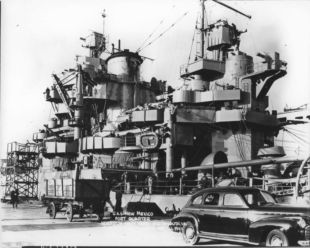 Vista del USS New Mexico BB-40 en Norfolk el 31 de diciembre de 1941