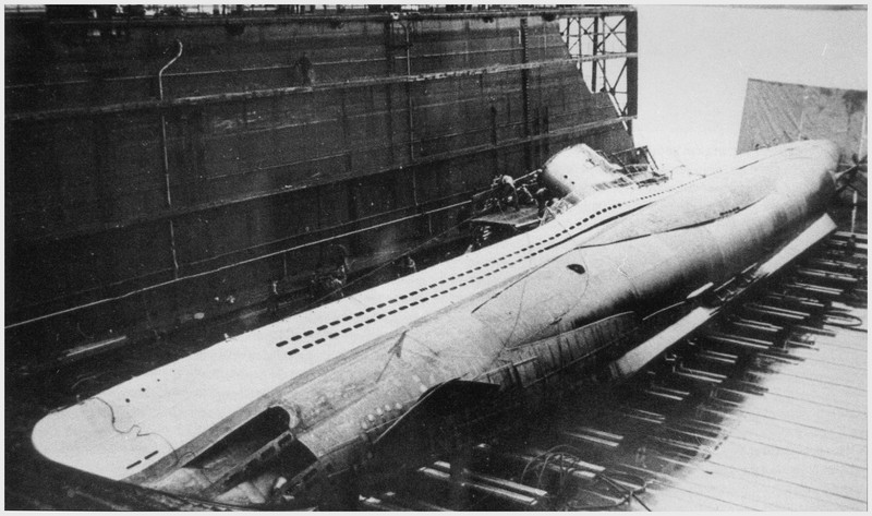 El U-31 durante los preparativos para ser trasladado por el canal de Kiel