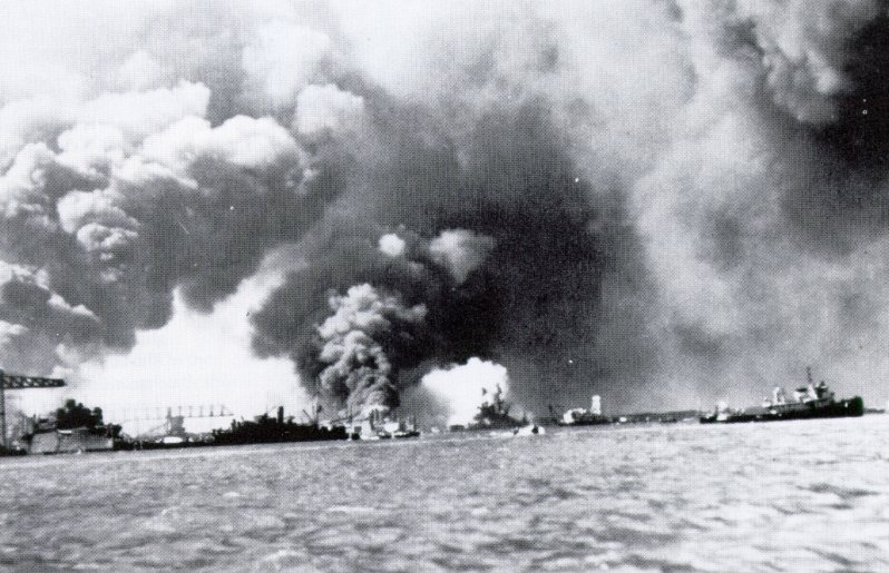 Foto desde el Dique Seco nº 1 de Ford Island, se aprecia los destructores USS Cassin y el USS Downes ardiendo fuera de control