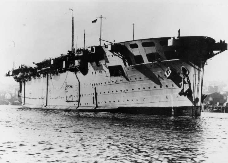 Dos imágenes del buque en 1943 poco antes de ser devuelto a sus labores de segunda linea