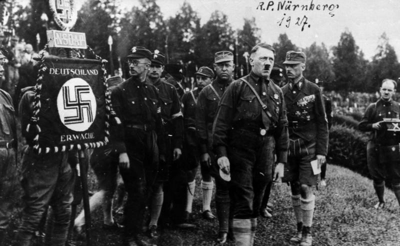 Franz Pfeffer von Salomon durante el Congreso del NSDAP, en 1927. Franz von Salomon, Hitler, Gregor Strasser, Rudolf Hess y Heinrich Himmler con un Estandarte SA