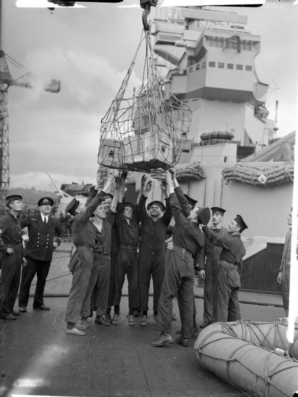 El HMS Howe en el Puerto de Glasgow, julio de 1942