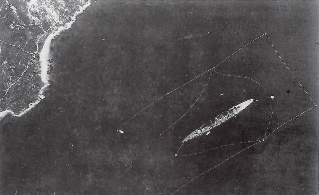 El Trieste rodeado de redes antitorpedo, fotografiado por un avion de reconocimiento americano, tomada a principios de abril de 1943