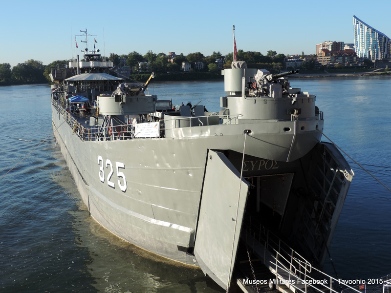 USS LST 325 sobre las aguas del río Ohio