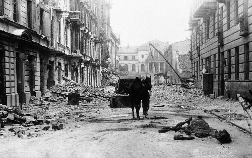 La escena de devastación se ve en la calle Ordynacka en Varsovia, Polonia, el 6 de marzo de 1940