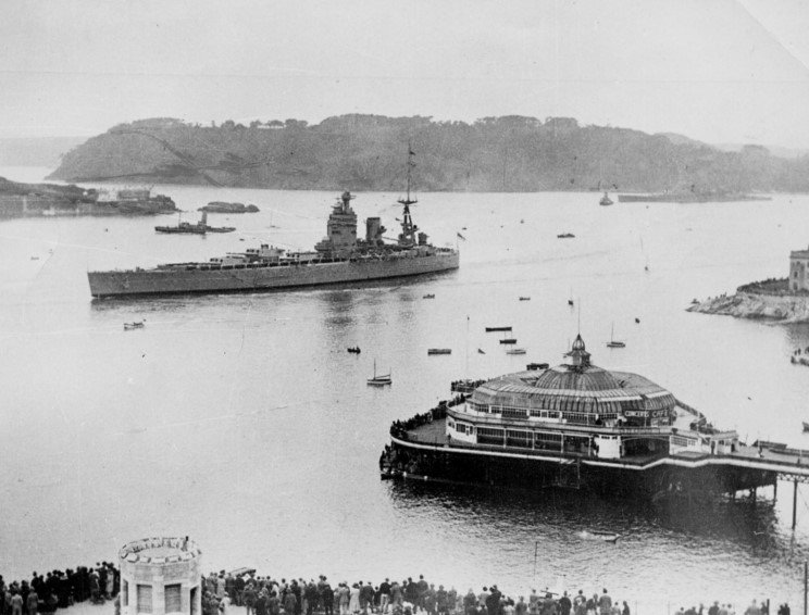 El HMS Rodney en 1933 en los Astilleros de Devonport Dockyard
