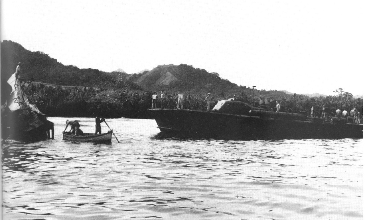 La tripulación de la PT 65 inspecciona los restos del submarino I-1