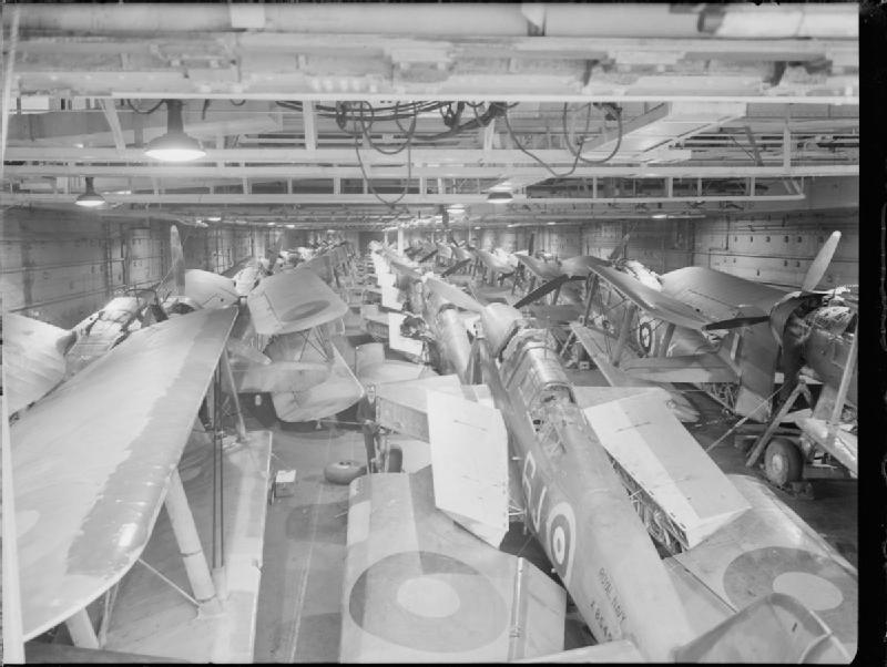El hangar repleto del HMS Victorious