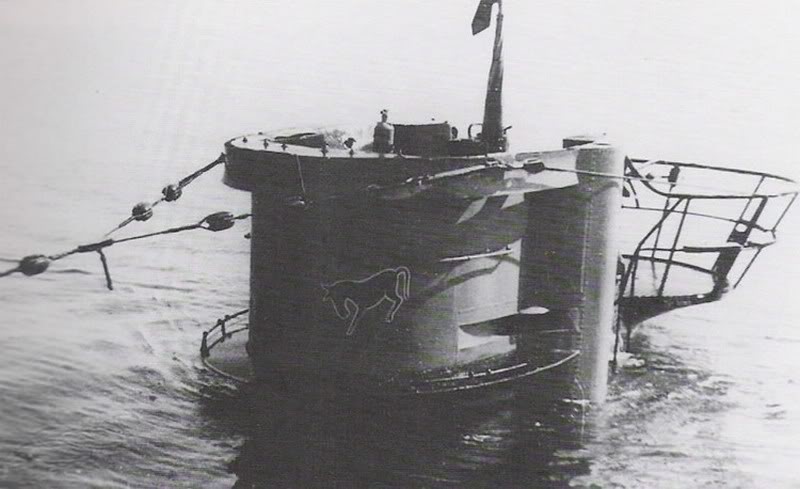 U-77 sumergiéndose