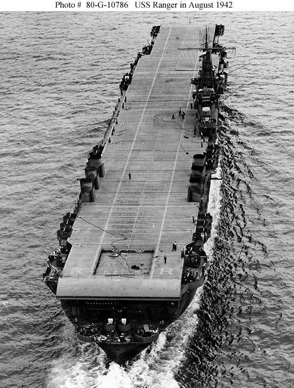 El USS Ranger CV-4 de camino a Hampton Roads, Virginia el 18 de agosto de 1942