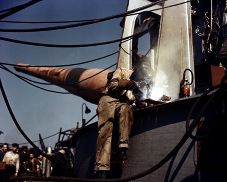Un soldador trabaja en una de las torres principales del USS Iowa BB-61 en torno al otoño de 1942