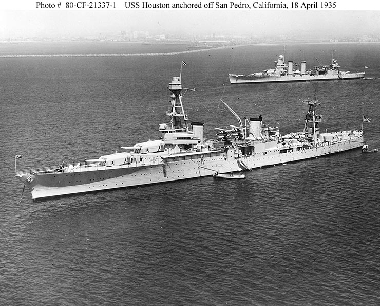 USS Houston CA 30 fondeado frente a San Pedro, California, el 18 de abril de 1935