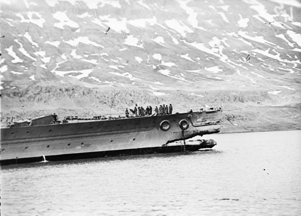 Mayo de 1942, HMS King George V en Seidisfjord, Islandia, después de colisionar con el HMS Punjabi