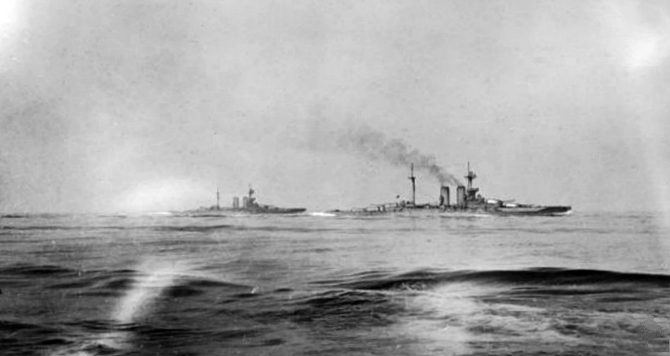 El HMS Warspite y el HMS Malaya en la Batalla de Jutlandia