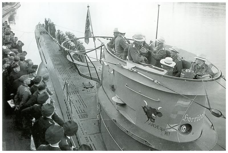 La tripulación del U-69 con sombreros panameños después de una misión en julio de 1941