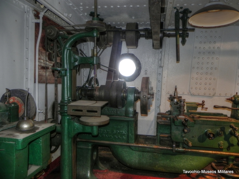 El taller está en completo uso. Gracias a un botón, uno puede poner en funcionamiento sus prensa y poleas