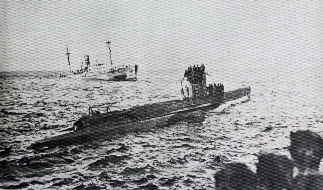 Fotografiado desde el submarino U-43, el U-27 se acerca a su presa herida de muerte, hundido por el U-43, el carguero Griego Adamastos, hundido el 1 de Julio de 1940