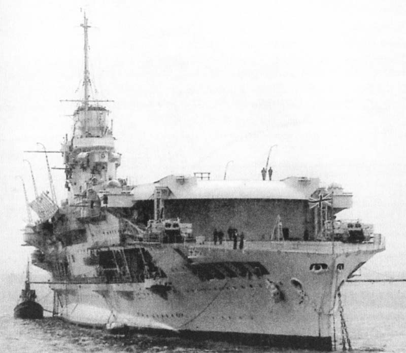 Imagen del HMS Courageous con la eliminación de la cubierta de vuelo inferior de proa, en su lugar se instaló un arma de defensa antiaérea