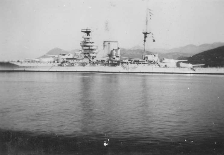 HMS Queen Elizabeth, el buque insignia del Almirante Sir Ernle Chatfield visto en Split, Croacia en 1937
