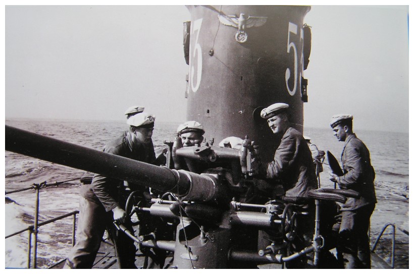 La tripulación del U-53 manejando el cañón de 88 mm SK c35